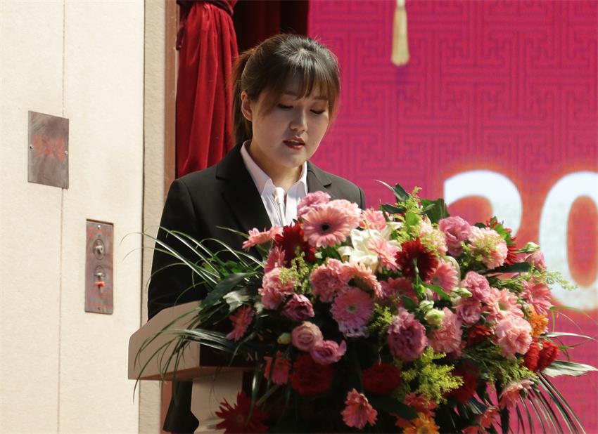 集团副总、江苏树恩教育科技有限公司总经理郭晏彤同志宣读《关于2019年乐鱼直播官网_乐鱼(中国)官方集团下达各校区招生计划的意见》